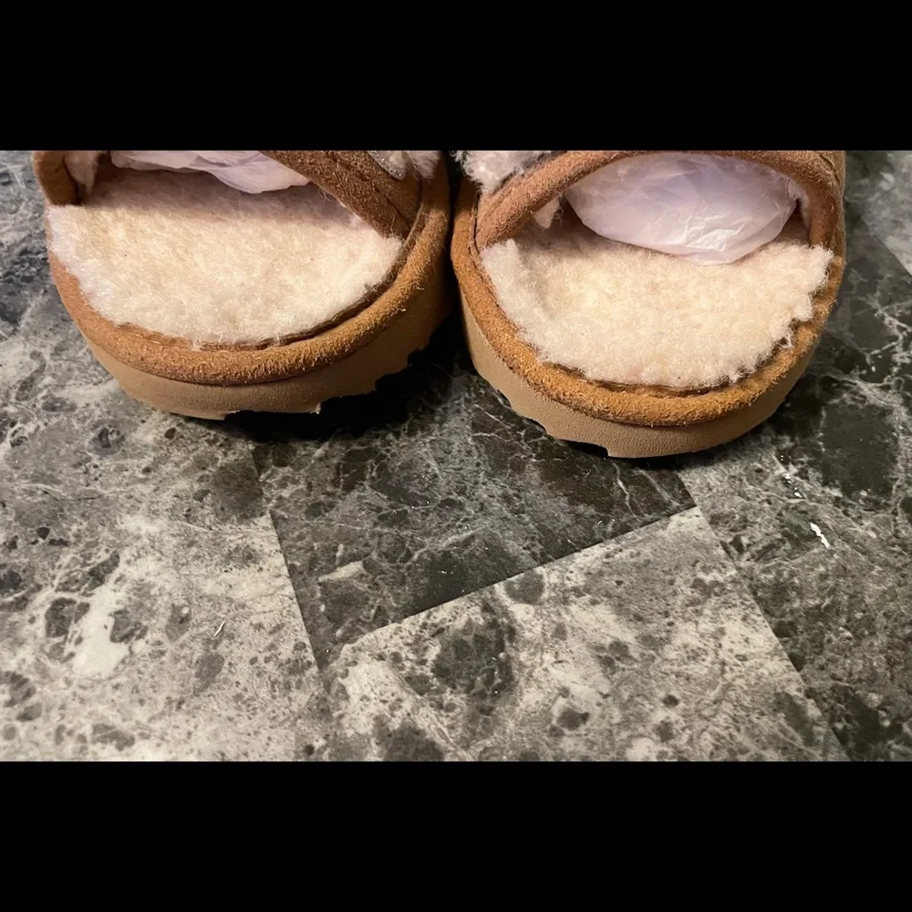 UGG Slide Slippers Chestnut Kids Size 9‎